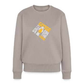goose on the loose - Frauen Premium Bio Pullover - Taupe - Vorne - Julia (174cm)