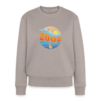 Né en 2002 – Célébration de 23 années remarquables - Pull Premium bio Femme - taupe - Devant - Julia (174cm)
