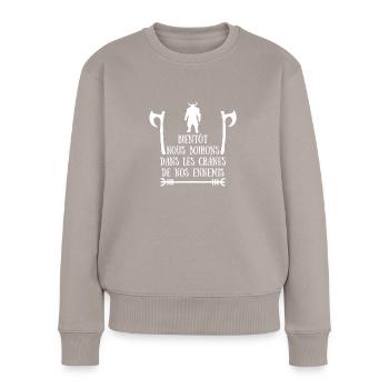 Bientôt nous boirons dans les crânes - Viking - Pull Premium bio Femme - taupe - Devant - Julia (174cm)