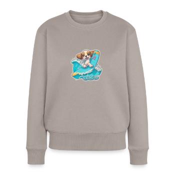 Chiot sur une planche de surf avec des vagues, « Surf pup » - Pull Premium bio Femme - taupe - Devant - Julia (174cm)