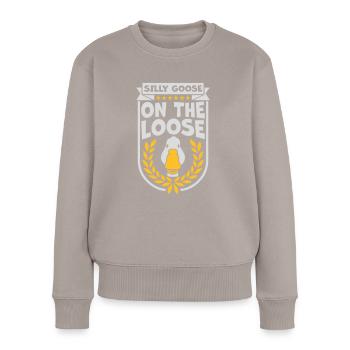 goose on the loose - Frauen Premium Bio Pullover - Taupe - Vorne - Julia (174cm)