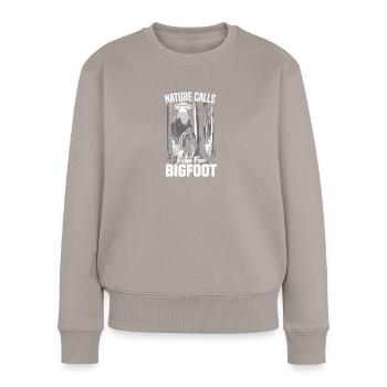 Die Natur ruft Bigfoot Sasquatch Pinkeln Draußen - Frauen Premium Bio Pullover - Taupe - Vorne - Julia (174cm)