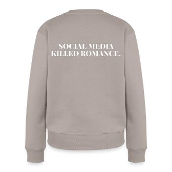 SOCIAL MEDIA KILLED ROMANCE - Frauen Premium Bio Pullover - Taupe - Hinten - Julia (174cm)