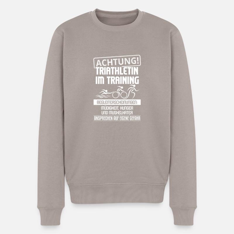 Achtung, Triathletin im Training - Männer Premium Bio Pullover - Taupe