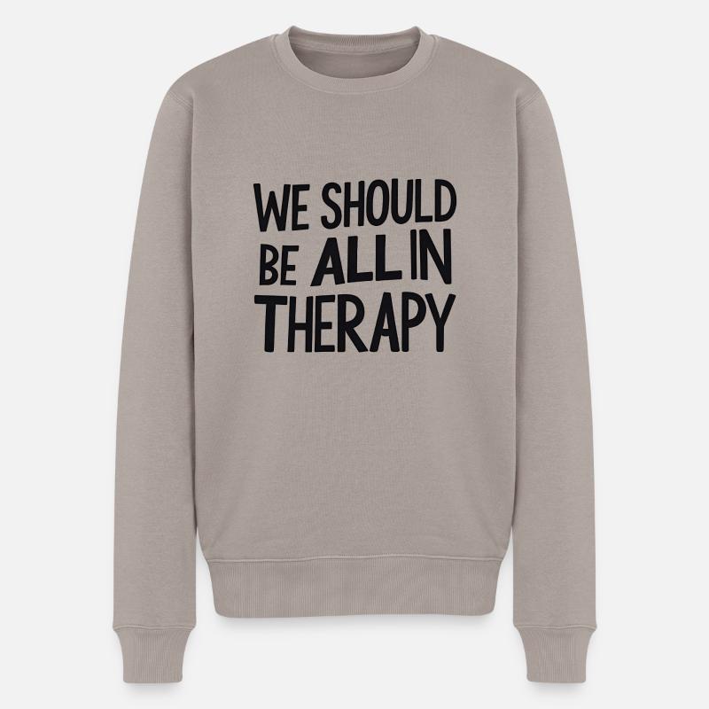 We Should All Be in Therapy – Statement Typografie - Männer Premium Bio Pullover - Taupe