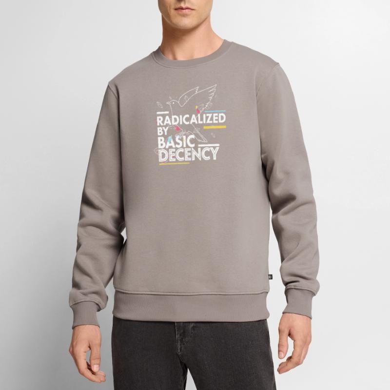 Radicalized by Basic Decency Statement Design Männer Premium Bio Pullover