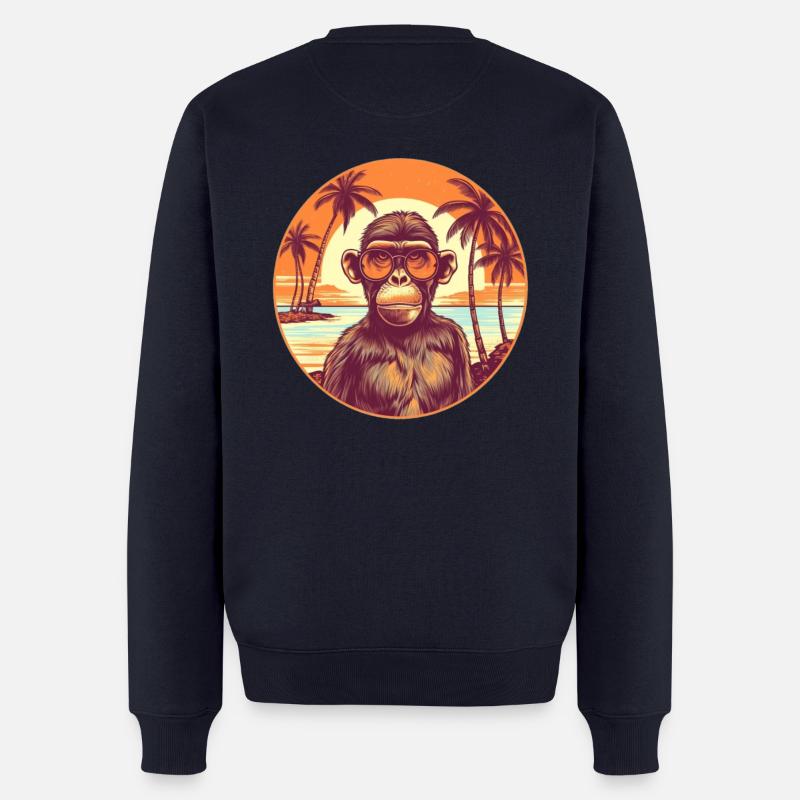 Stylischer Affe in Sonnenuntergangszenerie - Männer Premium Bio Pullover - Navy