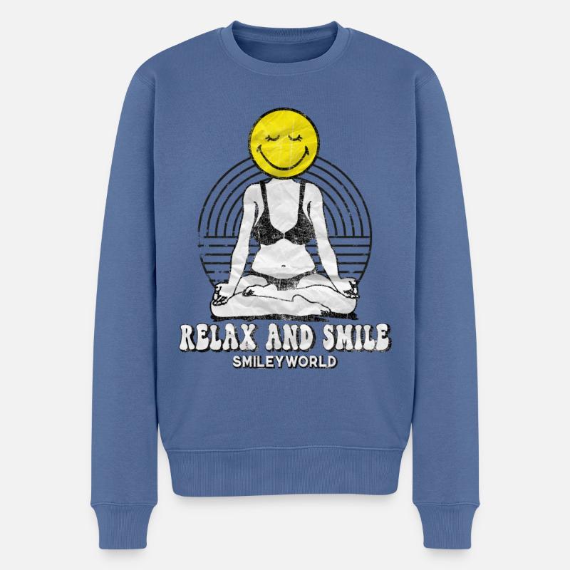 Smiley beim Entspannen mit Yoga im Lotussitz - Männer Premium Bio Pullover - Taubenblau