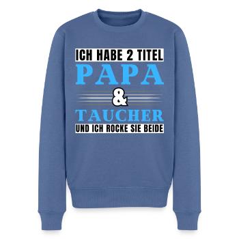 Ich habe 2 Titel Papa und Taucher - Männer Premium Bio Pullover - Taubenblau - Vorne - Nico (187cm)
