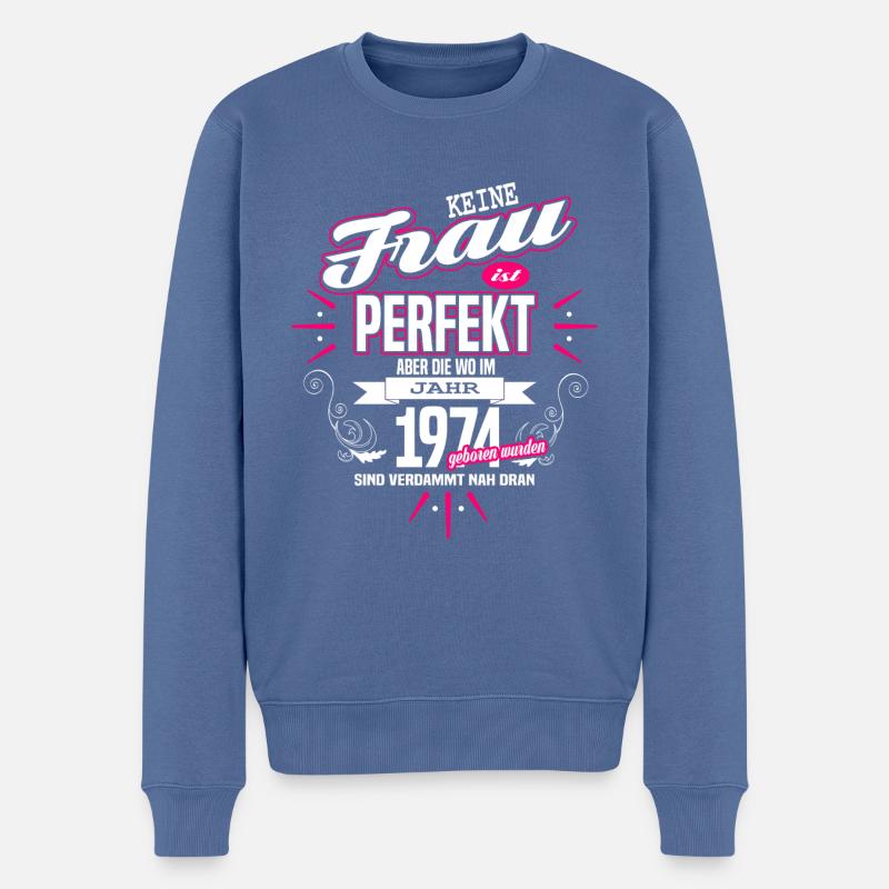 Perfekte Frau - Geboren 1974 - Männer Premium Bio Pullover - Taubenblau