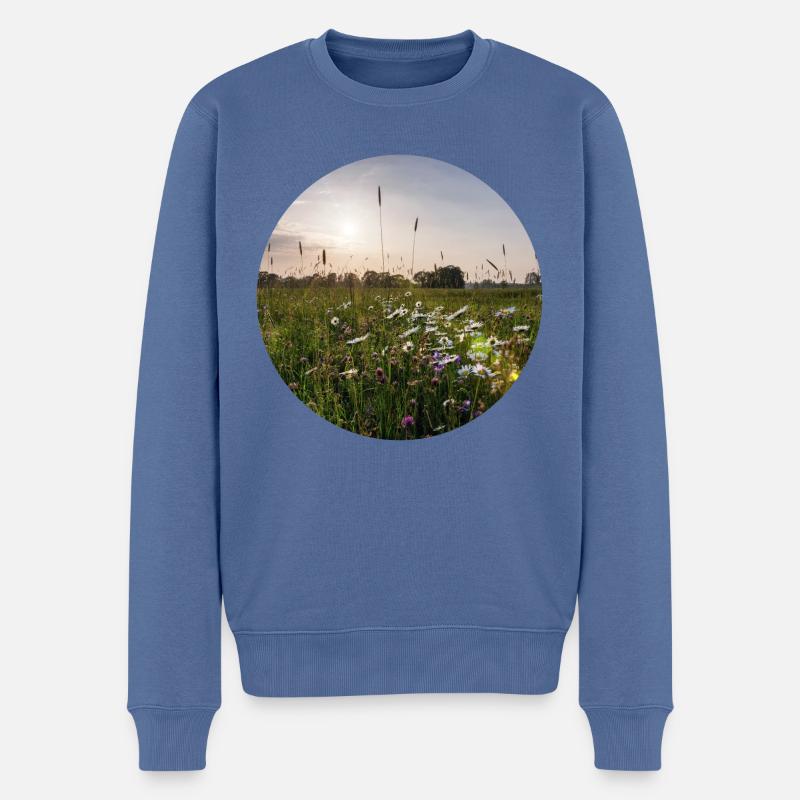 Landschaft mit Blumen im Sonnenlicht - Männer Premium Bio Pullover - Taubenblau