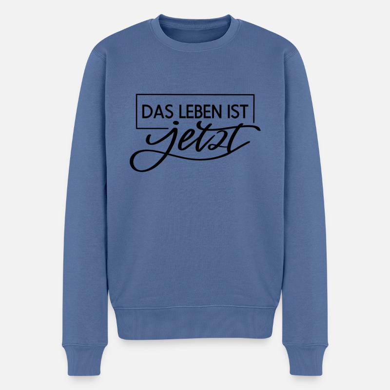 Lebens Spruch Das Leben ist jetzt - Männer Premium Bio Pullover - Taubenblau