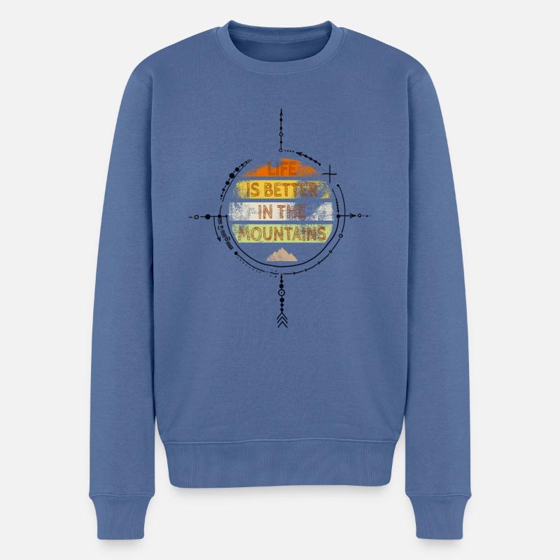 LIFE IS BETTER IN THE MOUNTAINS - Männer Premium Bio Pullover - Taubenblau
