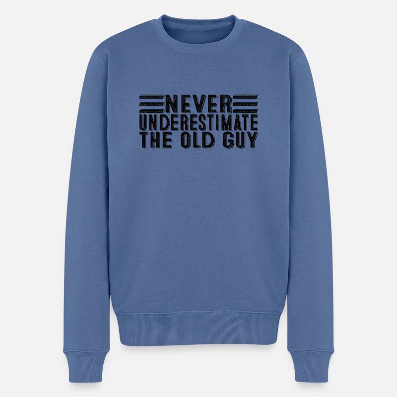 Never Underestimate An Old Guy - Männer Premium Bio Pullover - Taubenblau