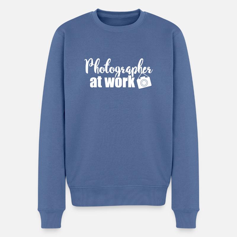 Photographer at work - Männer Premium Bio Pullover - Taubenblau