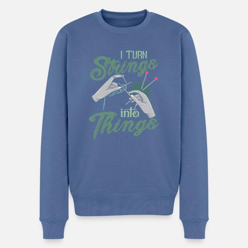 I Turn Strings Into Things Funny Sewing Kitting - Männer Premium Bio Pullover - Taubenblau