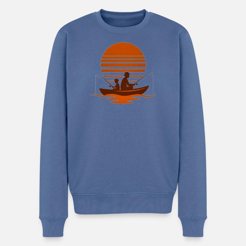 Sonnenuntergang auf einem Fischerboot - Männer Premium Bio Pullover - Taubenblau