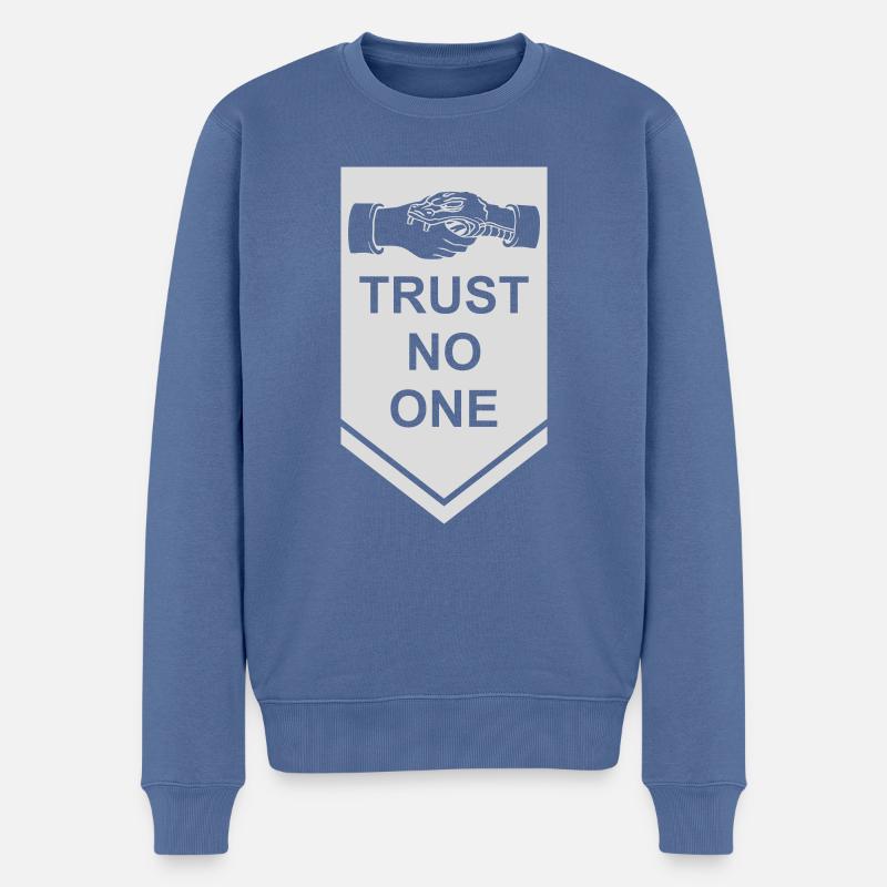 trust no one Zitat - Männer Premium Bio Pullover - Taubenblau
