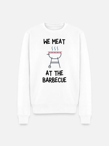 WE MEAT AT THE BARBECUE - Männer Premium Bio Pullover - Weiß