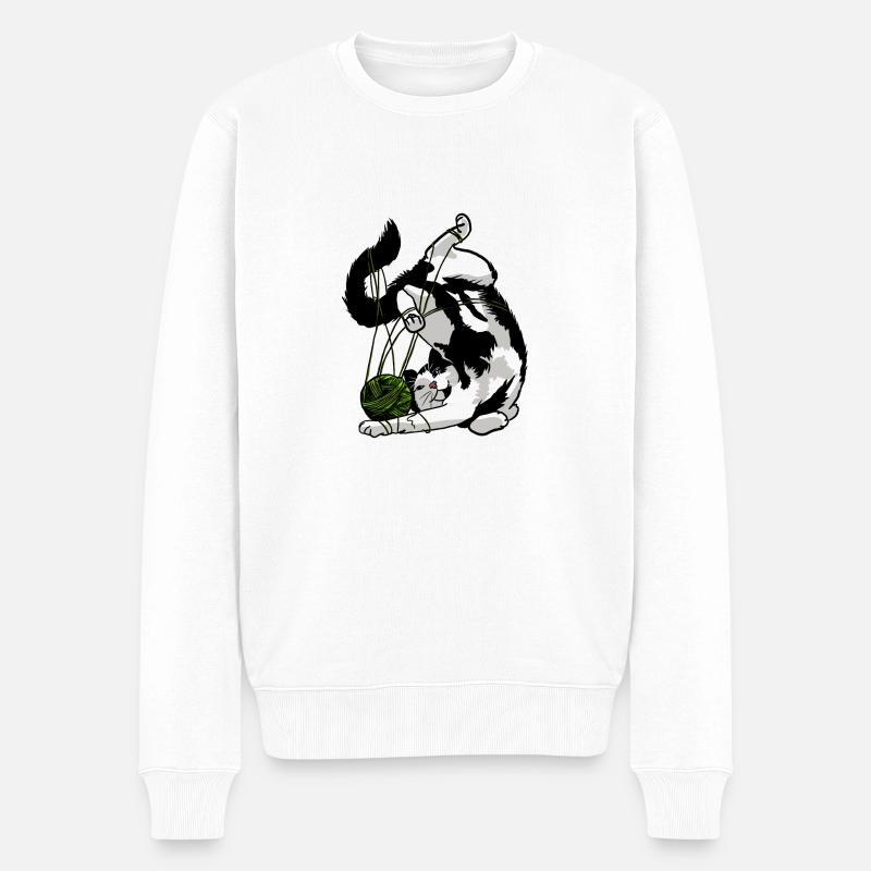 Niedliche Katze spielend mit grünem Garnknäuel - Männer Premium Bio Pullover - Weiß