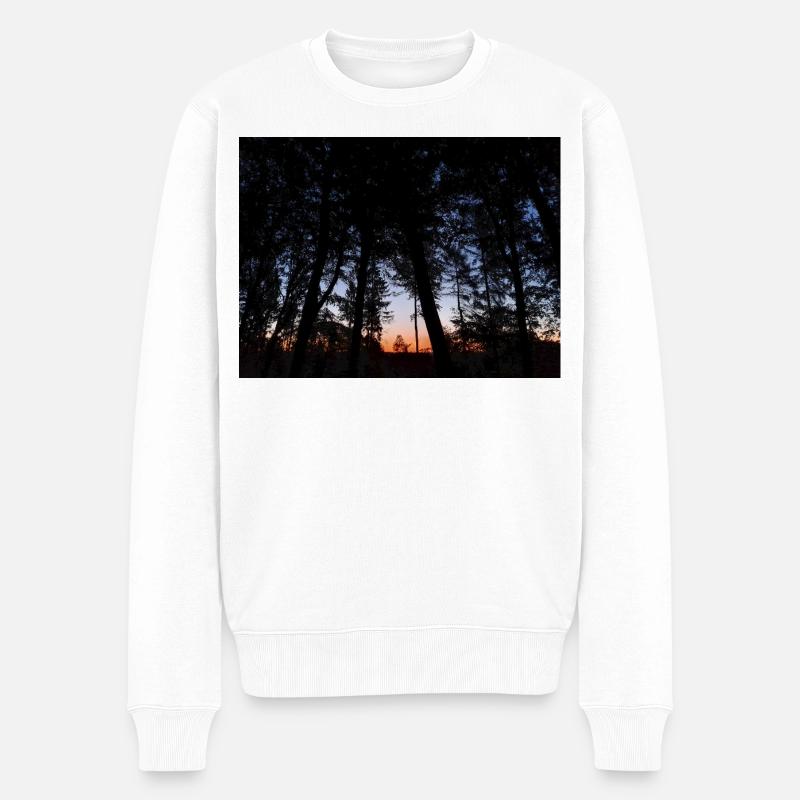 Silhouette of Trees bei Sonnenuntergang - Männer Premium Bio Pullover - Weiß