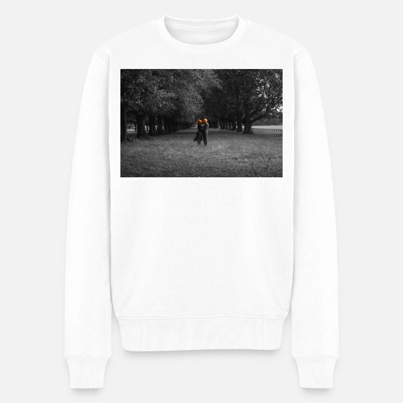 Silhouettenförmiges Kürbispaar Unter Baumkronen - Männer Premium Bio Pullover - Weiß