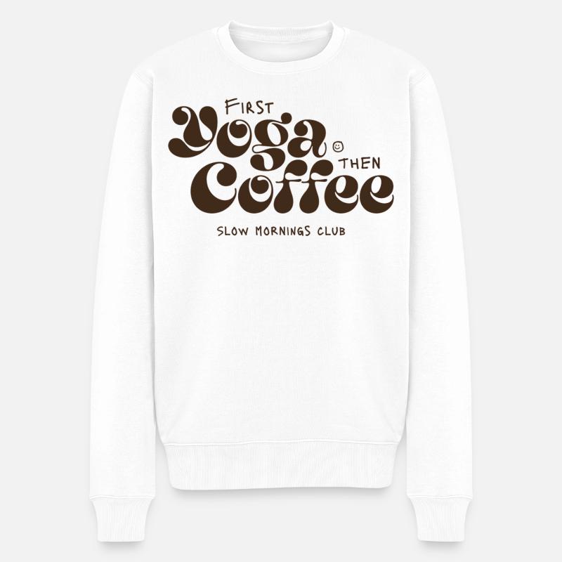 Yoga zuerst, Kaffee danach - Männer Premium Bio Pullover - Weiß