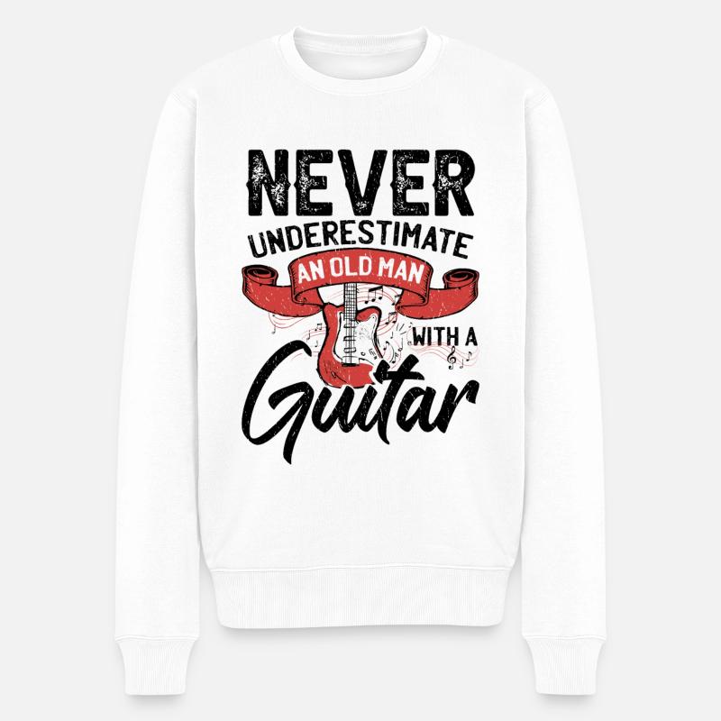 Unterschätze niemals einen alten Mann mit einer Gitarre - Männer Premium Bio Pullover - Weiß
