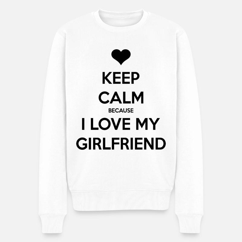 Bleib ruhig, weil ich meine Freundin liebe - Männer Premium Bio Pullover - Weiß
