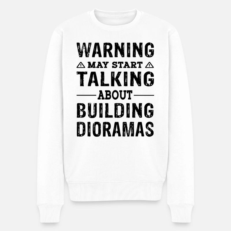 Funny Warning talking about building Dioramas - Männer Premium Bio Pullover - Weiß