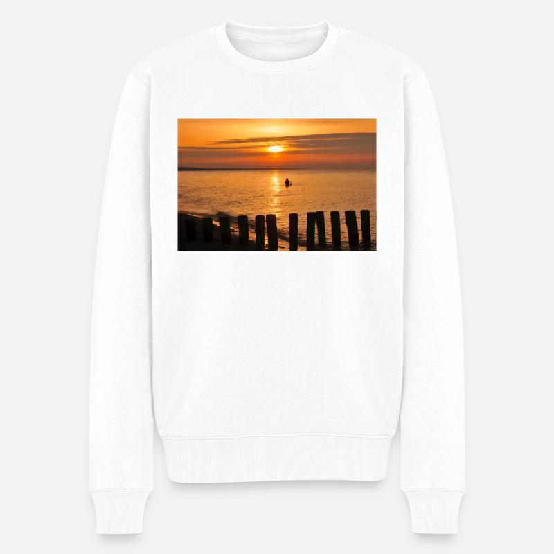 Angler im Sonnenuntergang - Männer Premium Bio Pullover - Weiß