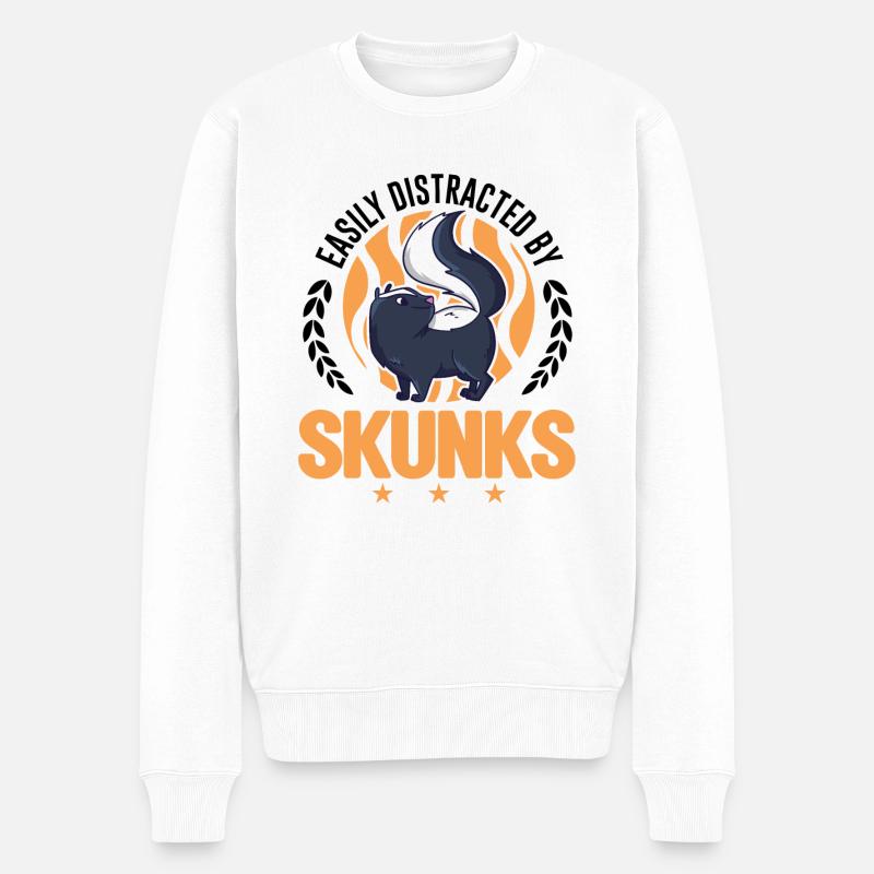 Easily distracted by Skunks Stinktier - Männer Premium Bio Pullover - Weiß