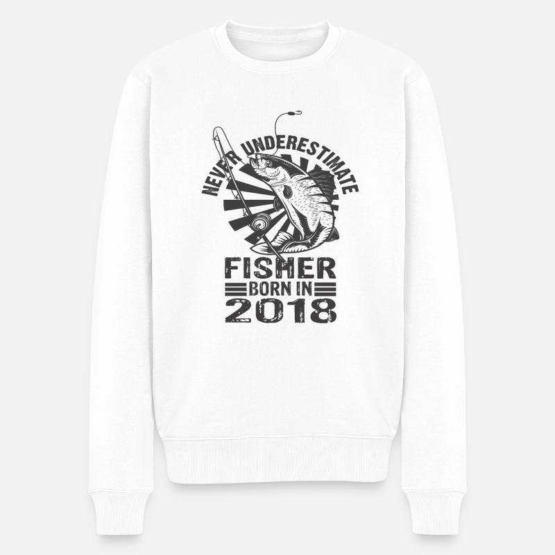 Never Underestimate Fisher Born In 2018 - Männer Premium Bio Pullover - Weiß