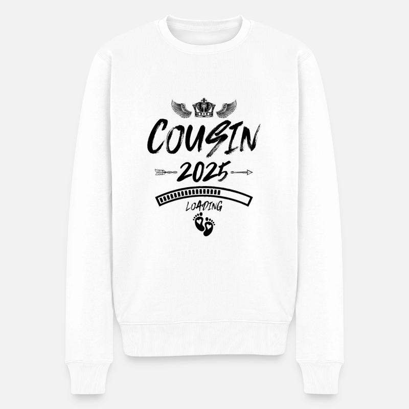 Cousin 2025 Loading Spruch - Männer Premium Bio Pullover - Weiß
