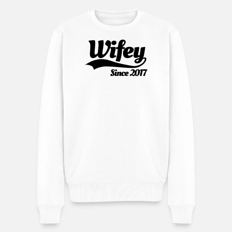Wifey since 2017 (couples) - Männer Premium Bio Pullover - Weiß