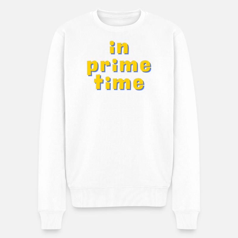 In Prime Time Retro 3D Typografie - Männer Premium Bio Pullover - Weiß