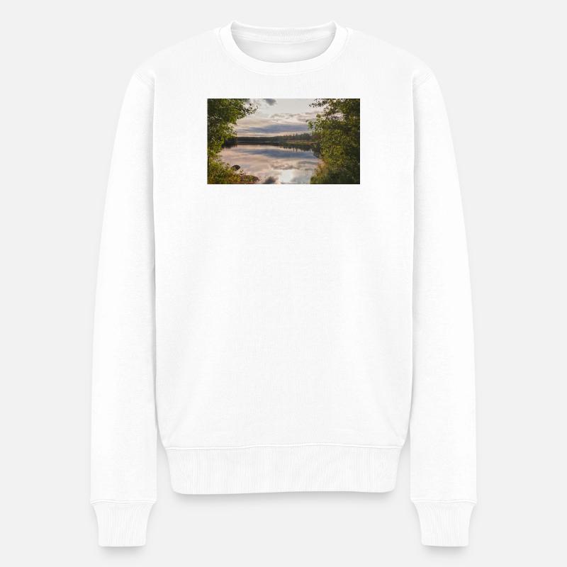 Spiegelung am Seeufer: Abendruhe - Männer Premium Bio Pullover - Weiß