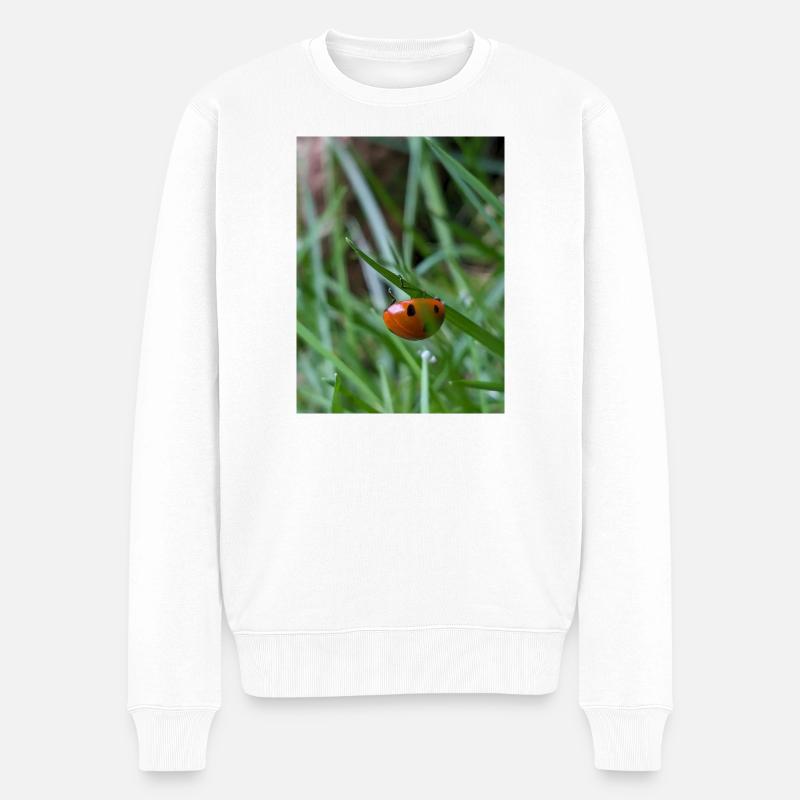 Gros plan : Coccinelle sur l’herbe - Pull Premium bio Homme - blanc