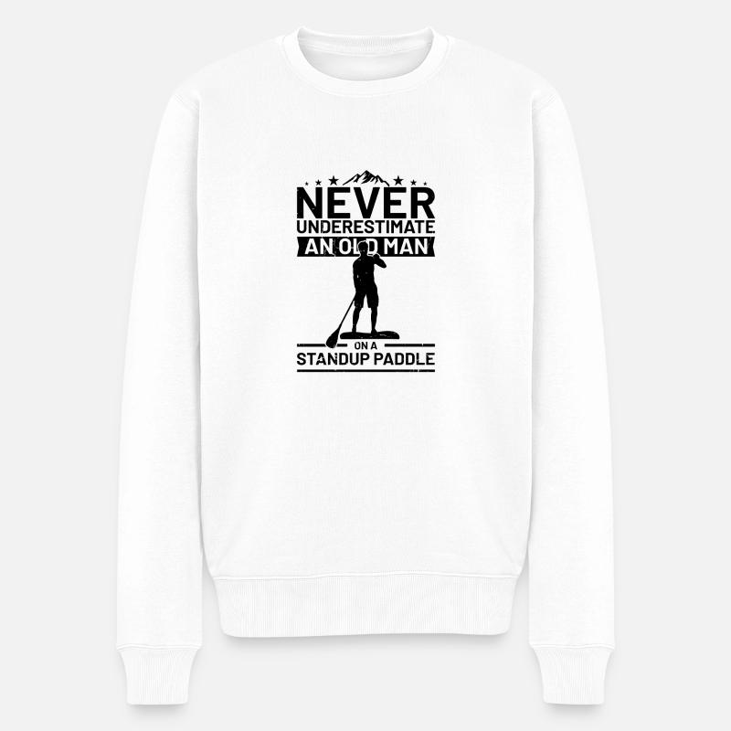 Unterschätze niemals einen Mann mit einem Standup - Männer Premium Bio Pullover - Weiß