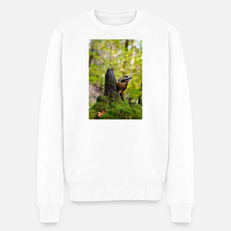 Waldspecht auf moosigem Baumstumpf - Männer Premium Bio Pullover - Weiß