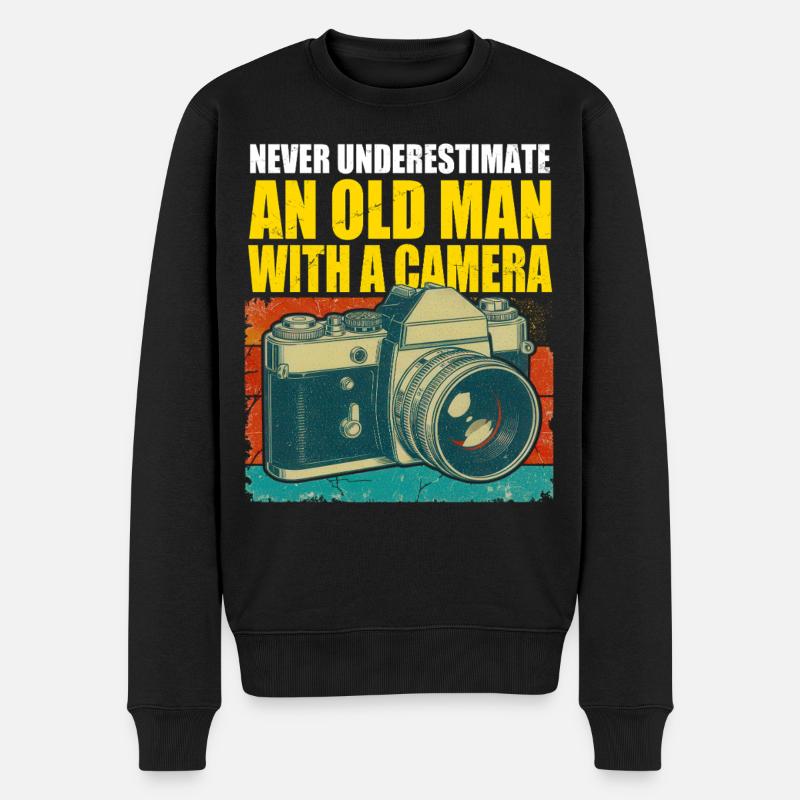 Alter Mann mit der Kamera - Männer Premium Bio Pullover - Schwarz