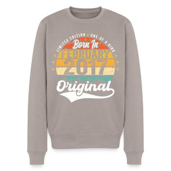 Geboren im Februar 2017 - Geburtstagsgeschenk - Männer Premium Bio Pullover - Taupe - Vorne - Nico (187cm)