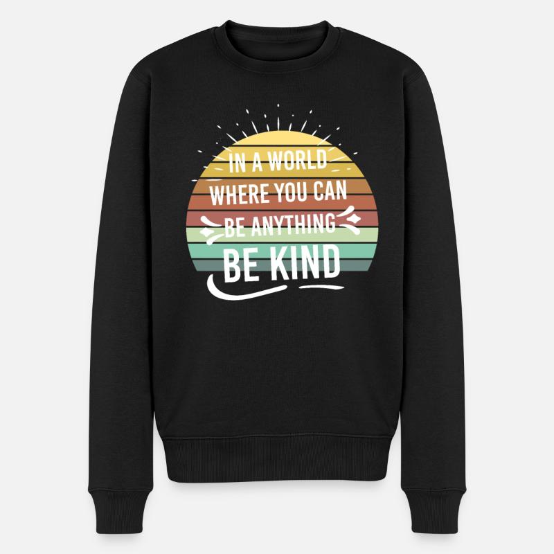 In A World Where You Can Be Anything Be Kind - Männer Premium Bio Pullover - Schwarz