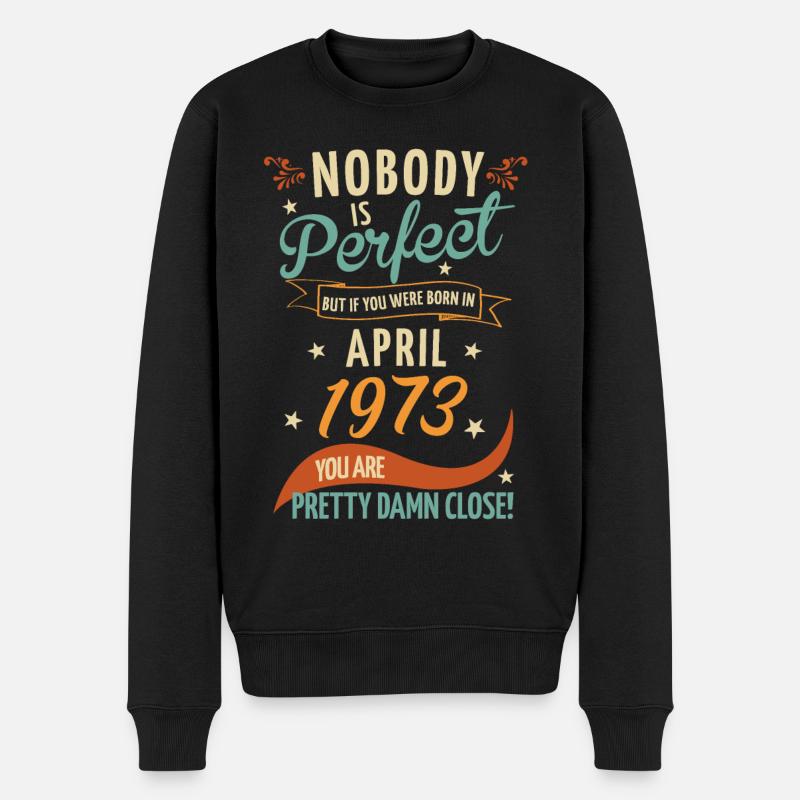 Nobody Is Perfect Born In April 1973 - Männer Premium Bio Pullover - Schwarz