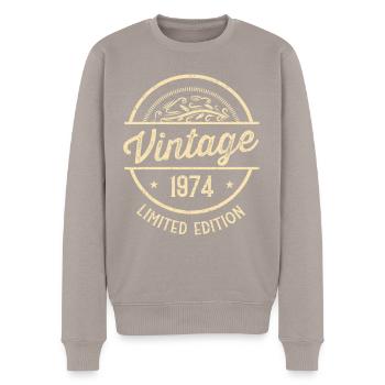 48 Geburtstag Vintage 1974 - Männer Premium Bio Pullover - Taupe - Vorne - Nico (187cm)