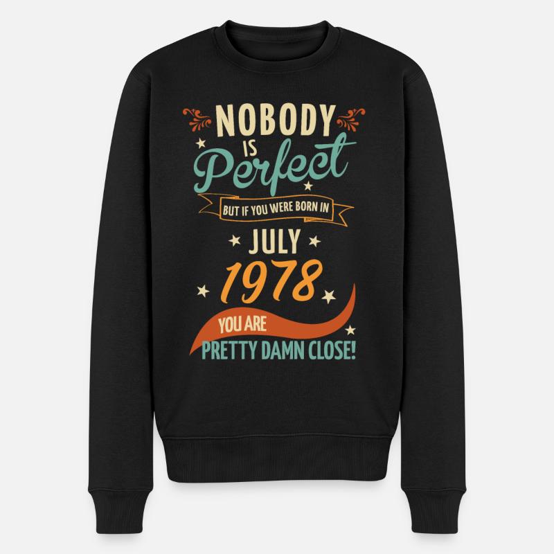 Nobody Is Perfect Born In July 1978 - Männer Premium Bio Pullover - Schwarz