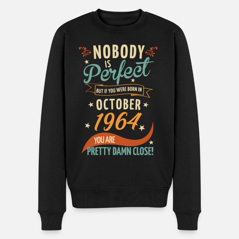 Nobody Is Perfect Born In October 1964 - Männer Premium Bio Pullover - Schwarz