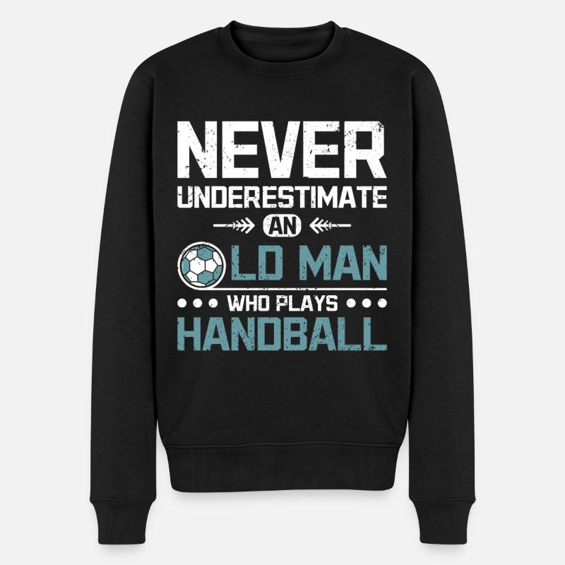 Never underestimate an old man who plays handball - Männer Premium Bio Pullover - Schwarz