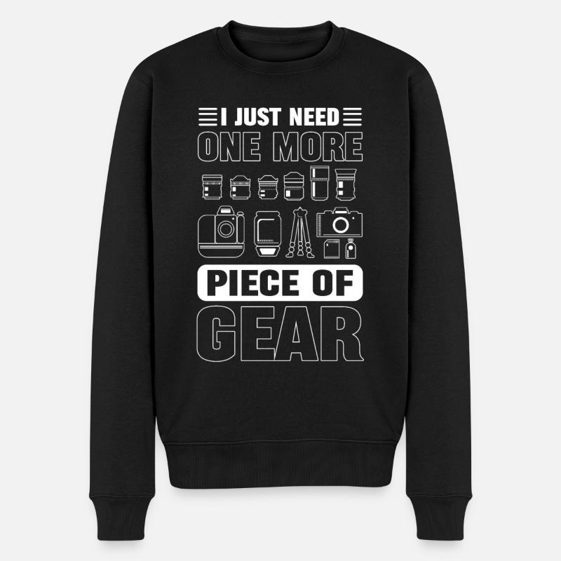 Ich brauche nur noch ein Stück Ausrüstung - Männer Premium Bio Pullover - Schwarz