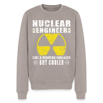 Kernkraft - Stolzer Nuklearingenieur - Männer Premium Bio Pullover - Taupe - Vorne - Nico (187cm)